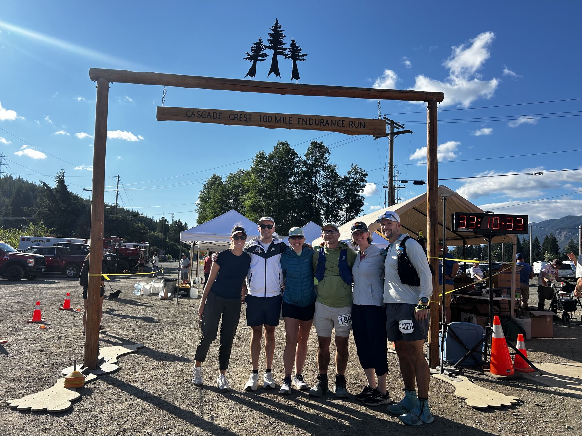 Wade with his crew and pacers beneath the Cascade Crest finish arch